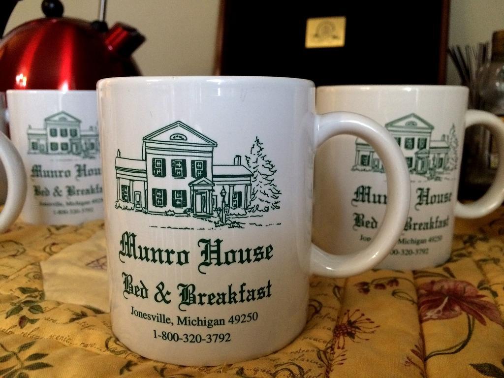 Munro House Bed And Breakfast Jonesville Экстерьер фото