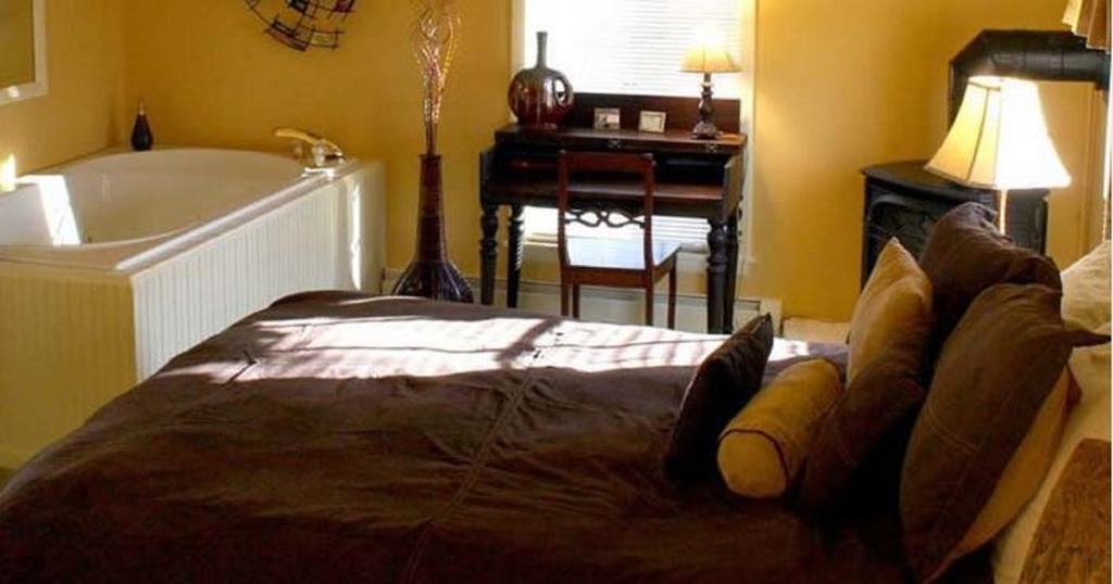 Munro House Bed And Breakfast Jonesville Номер фото