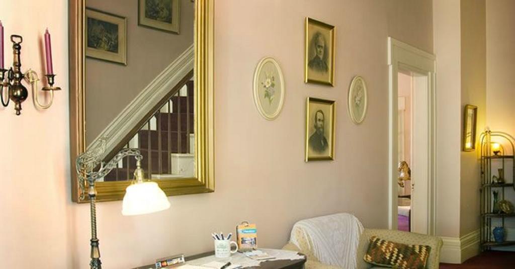 Munro House Bed And Breakfast Jonesville Экстерьер фото
