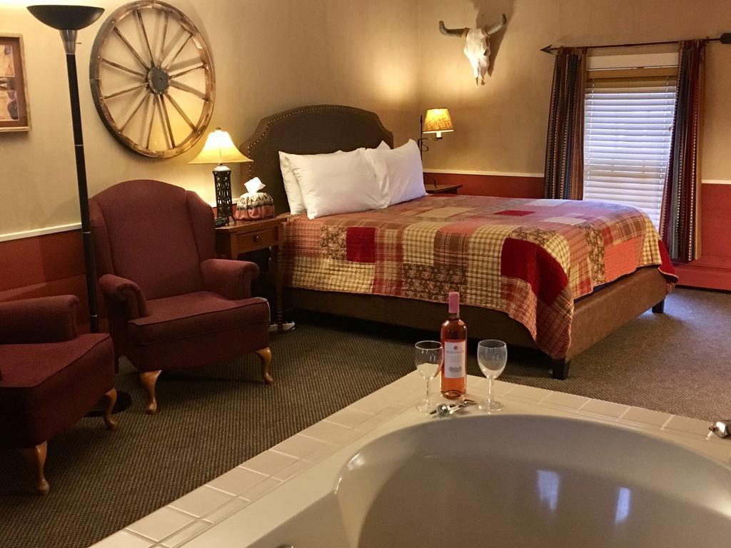 Munro House Bed And Breakfast Jonesville Экстерьер фото