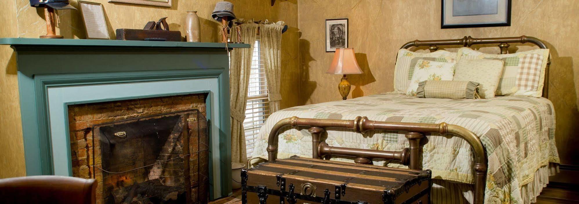 Munro House Bed And Breakfast Jonesville Экстерьер фото
