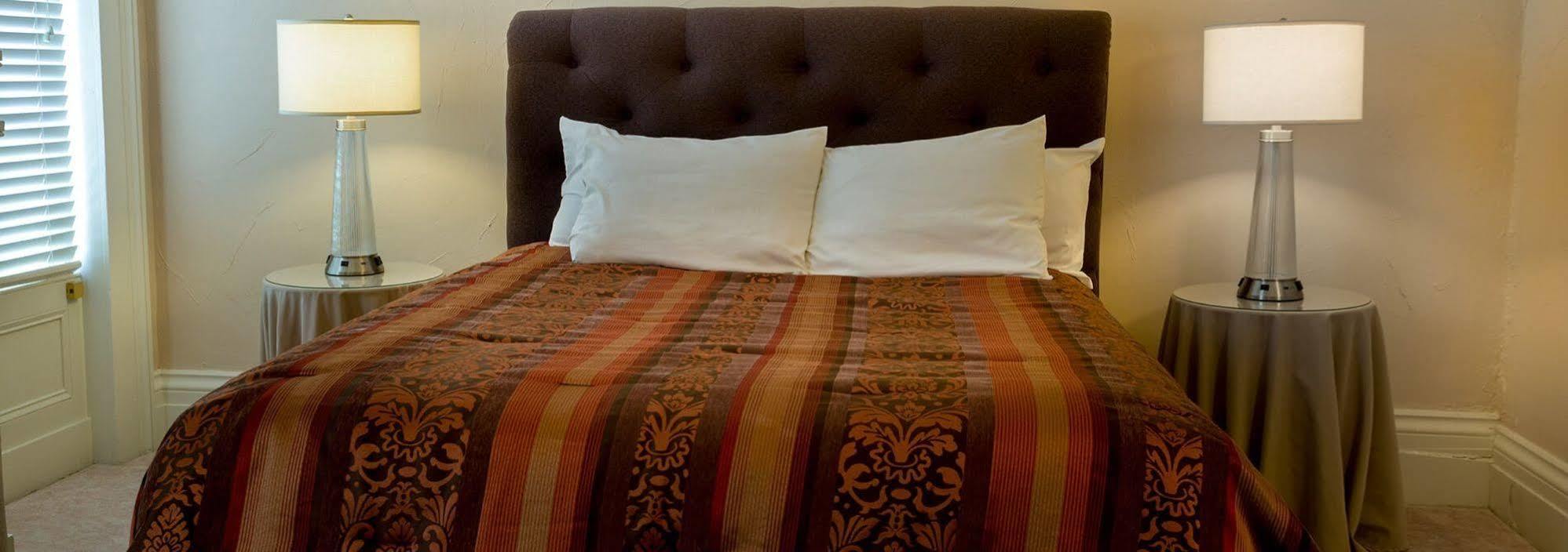 Munro House Bed And Breakfast Jonesville Экстерьер фото